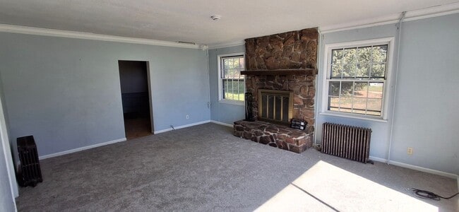 Building Photo - Spacious 4 Bedroom Stand Alone Home Near t...