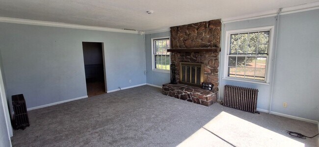 Foto del edificio - Spacious 4 Bedroom Stand Alone Home Near t...