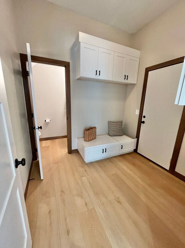 Foto del edificio - Stunning 5 Bed/2.5 Bath Townhome!