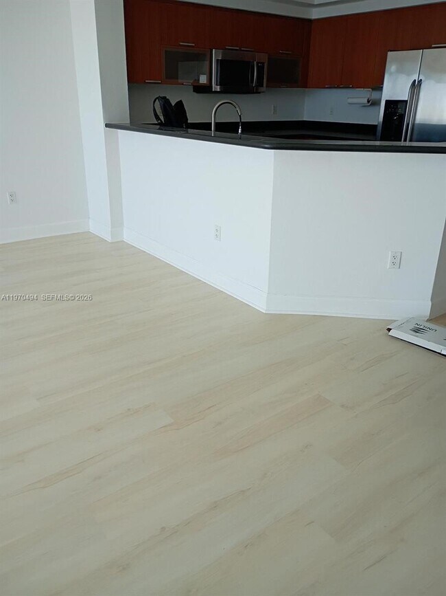 Foto del edificio - 15051 Royal Oaks Ln