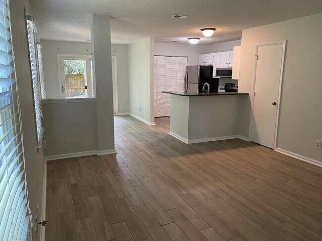 Foto del edificio - 1223 Meadow Park Ln