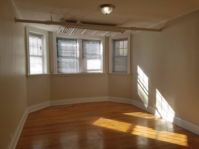 Building Photo - 1BR 1BA  FOR RENT ON CLAREMONT / ADDISON