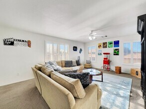 Building Photo - 704 W La Pryor Ln