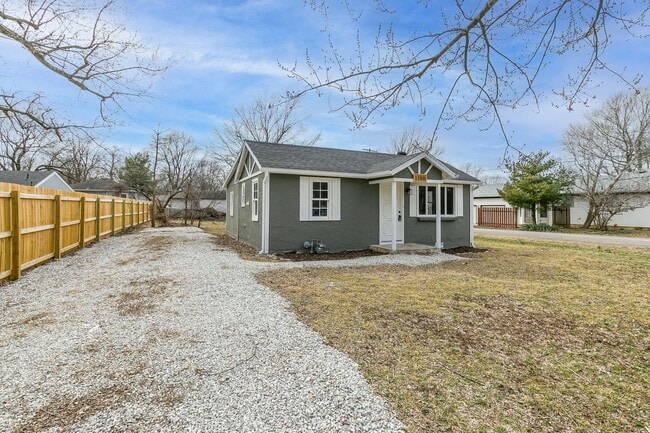 Building Photo - 2 Bedroom 1 Bathroom Home Located within w...