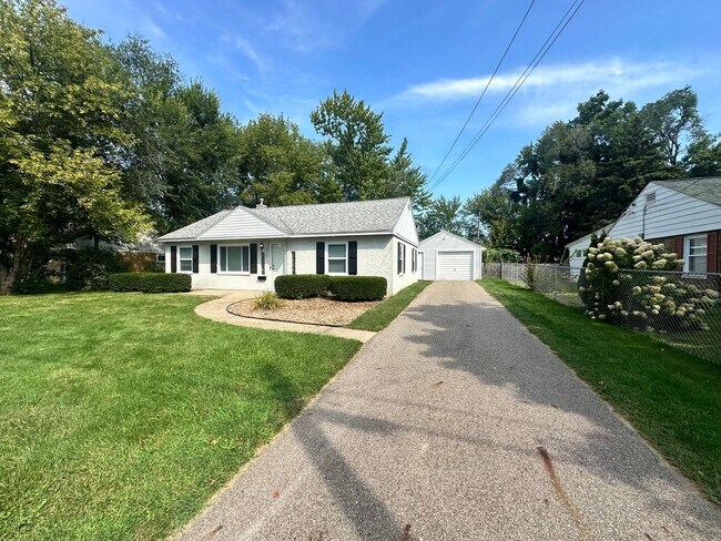 Building Photo - Three Bedroom Home in Battle Creek