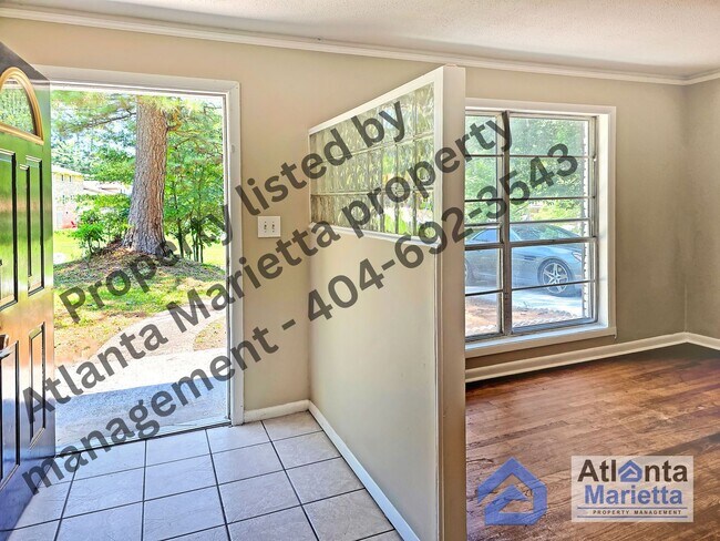 Building Photo - Charming Renovated Ranch on Private Wooded...