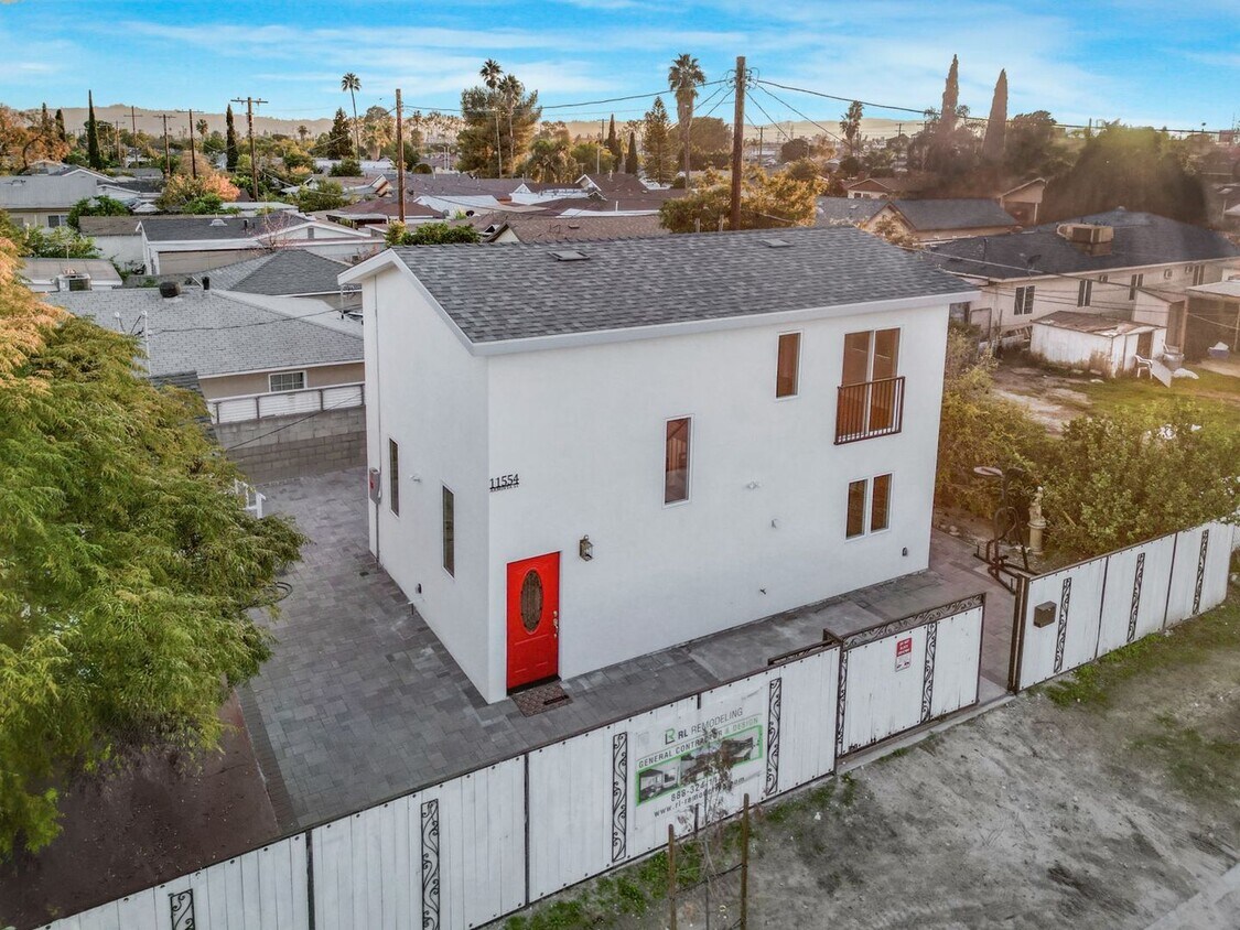 Photo - 11554 Arminta St-
