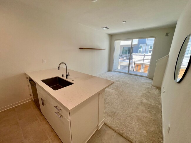 Building Photo - New 1 bedroom townhouse with loft/office s...