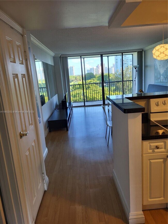 Foto del edificio - 3475 N Country Club Dr