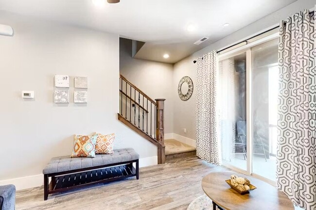 Foto del edificio - Clean 3 Bedroom Furnished Park's Edge Townhouse with A/C and 2 Car Garage