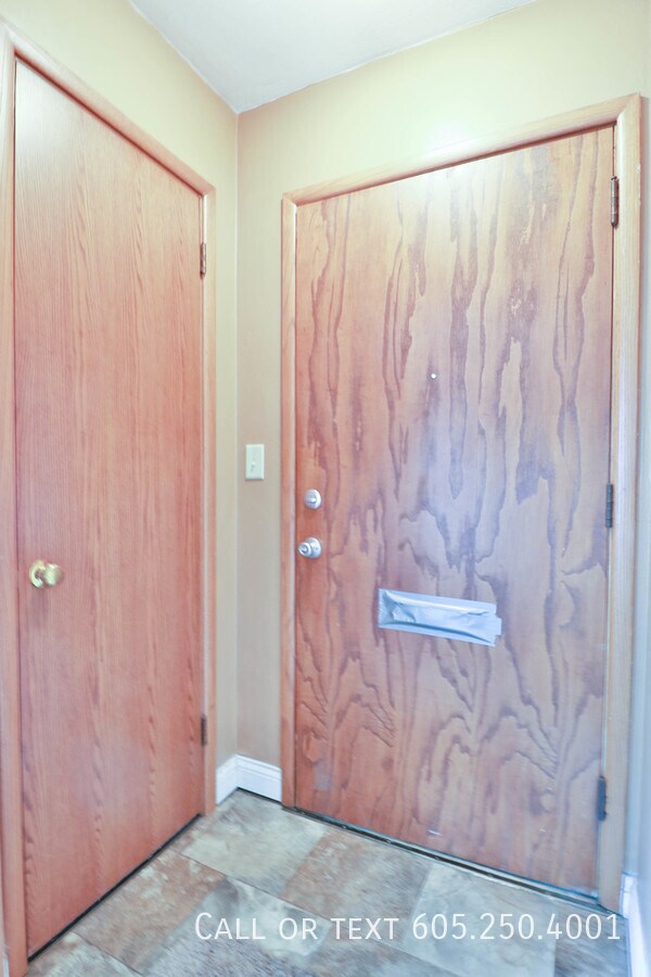 Foto del edificio - Gorgeous 2 Bedroom with a basement near a ...