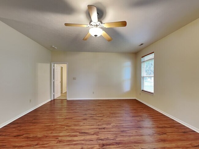 Foto del edificio - 3 bed 2 bath in Avon with privacy fence an...