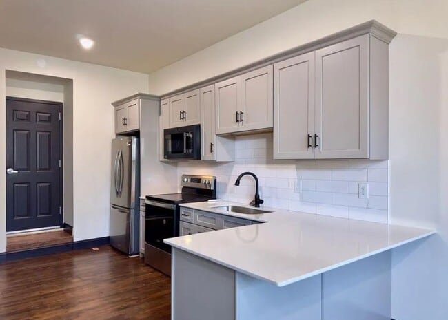 Building Photo - 709 N Duke St