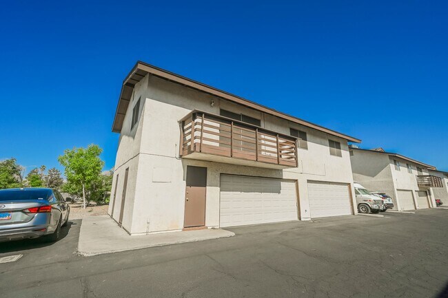 Foto del edificio - Updated 2 bedroom 1 bath with attached 1 c...