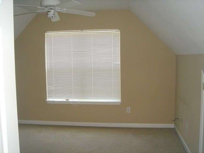 Foto del edificio - Student friendly! Large 5 BR, near WB and UNCW fireplace,  2 car garage , deck