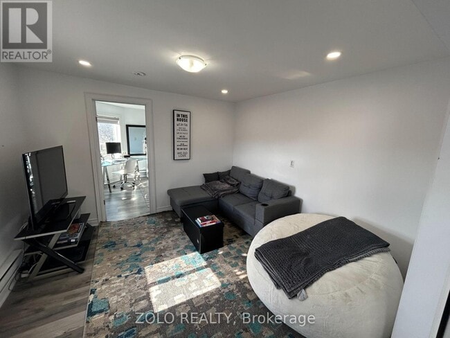 Building Photo - 2 Evans St