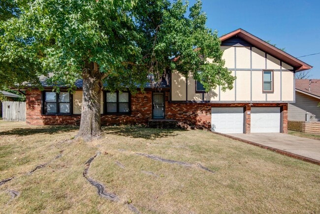 Building Photo - 3839 N Stewart Ave