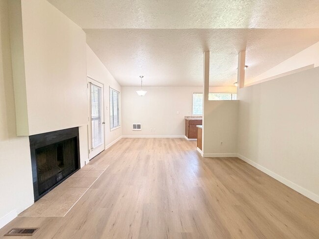 Building Photo - $500 Move-In Special! Modernized Lake Oswego 2 Bedroom Condo, Great Storage, Pool, Most Utilities...