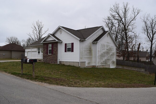 Foto del edificio - 3-Bedroom Home with Room to Roam – Fenced In Backyard