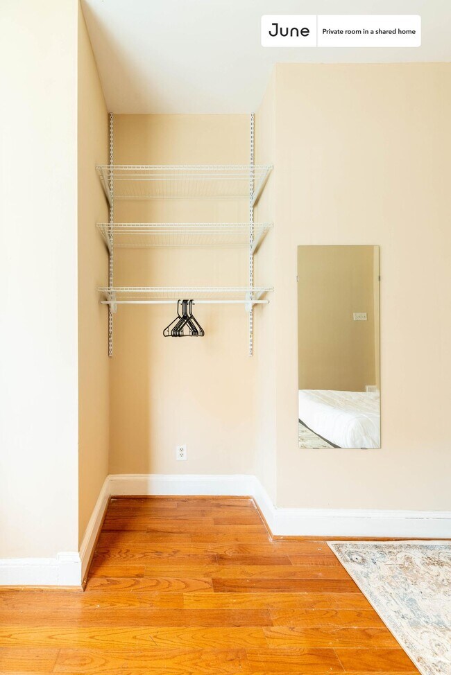 Foto del edificio - Room in Shared 8 bed/3.5 bath home