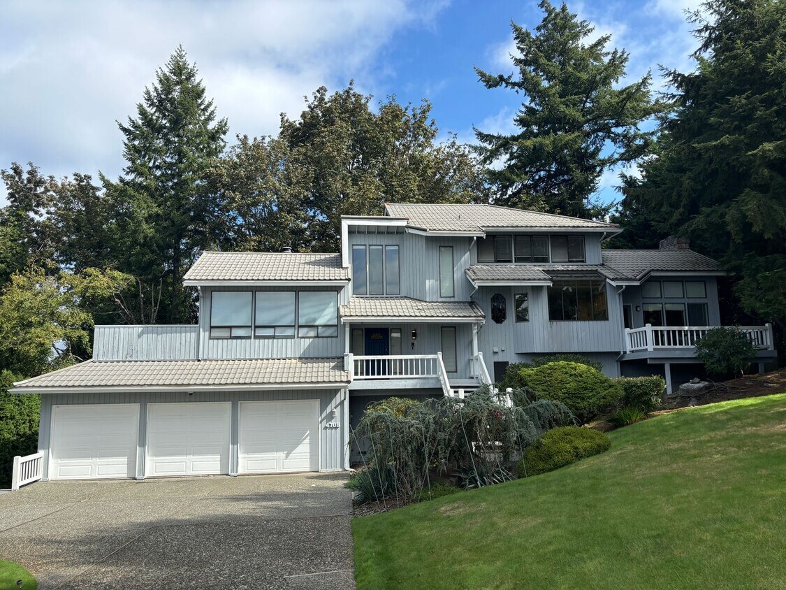 Primary Photo - Stunning 5-Bed Home with Panoramic City Vi...