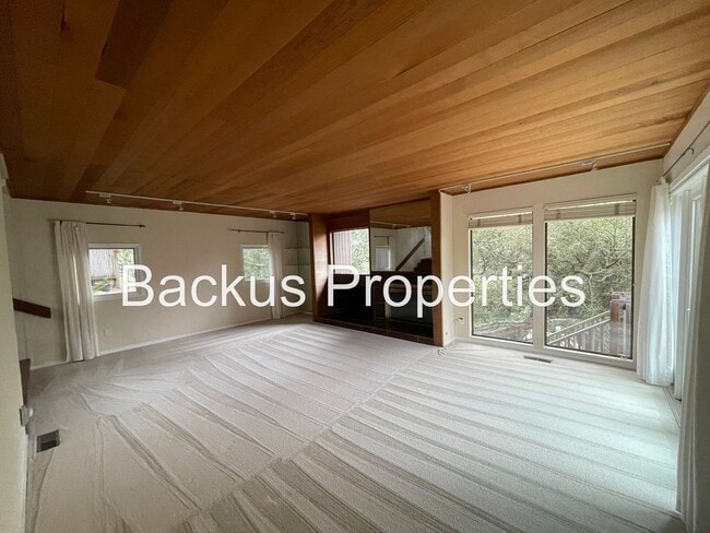 Building Photo - 14685 Charter Oak Blvd