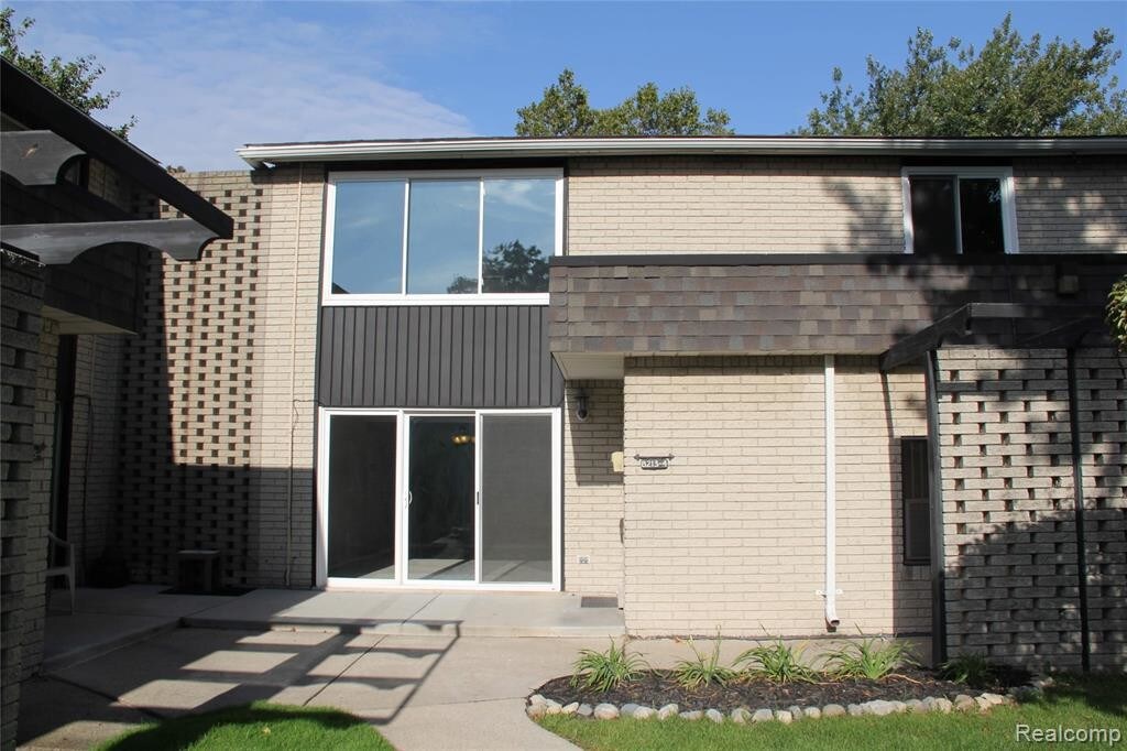 8213 Kennedy Cir N, Warren, MI 48093 Condo for Rent in Warren, MI