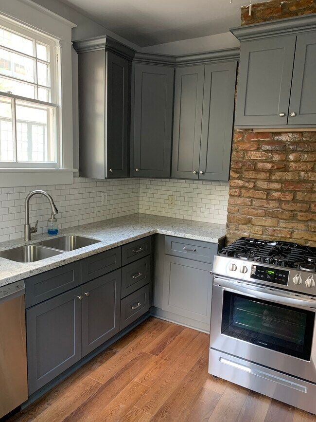 COCINA NUEVA: gabinetes nuevos, encimeras de granito y electrodomésticos de acero inoxidable. - 1215 Foucher St