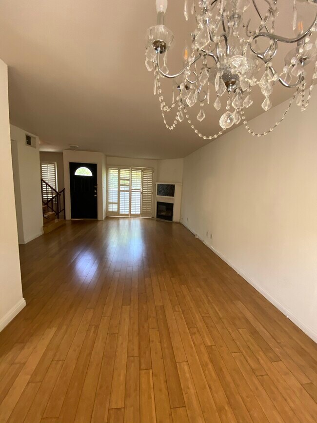 living room/ entry - 110 N Meridith Ave