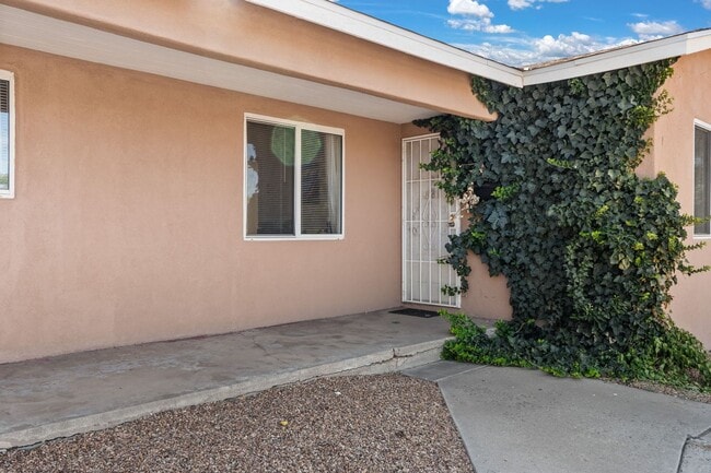 Building Photo - Fully Furnished Home!