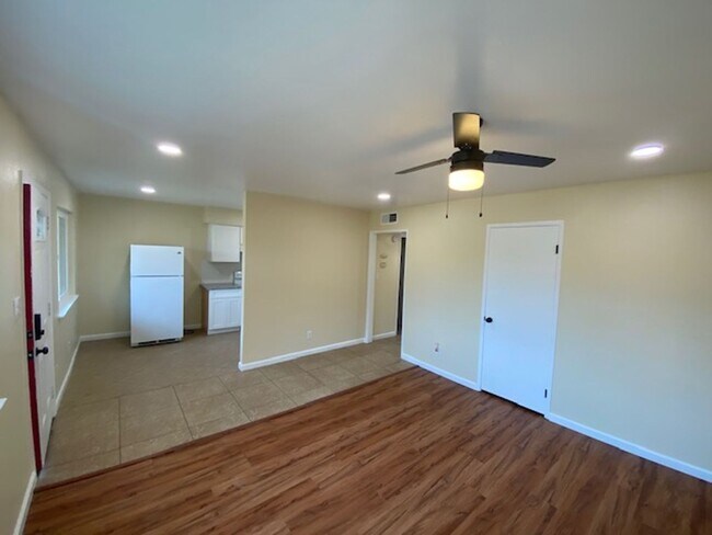 Foto del edificio - 5712 Kenneth Ave