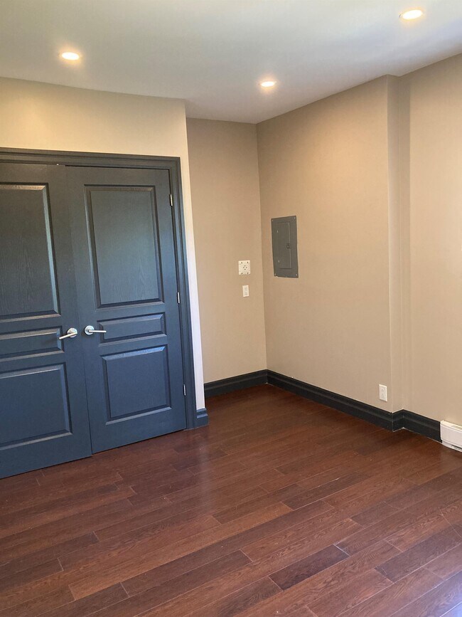 Building Photo - 2150 Bd Saint-Joseph E