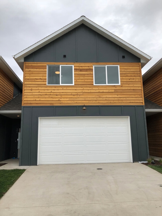 Foto del edificio - Modern Townhome with Heated Garage
