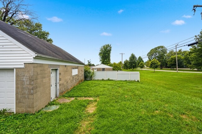 Photo - 3204 S Crums Ln (Louisville, KY) House