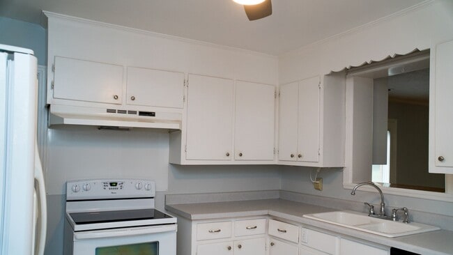 Building Photo - Four bedroom in Nashville