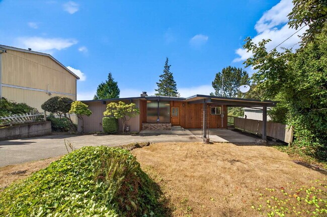 Foto del edificio - Cool Retro Rambler with daylight basement.  3 bedrooms 2 bathrooms. Beautiful West Kent Valley Vi...