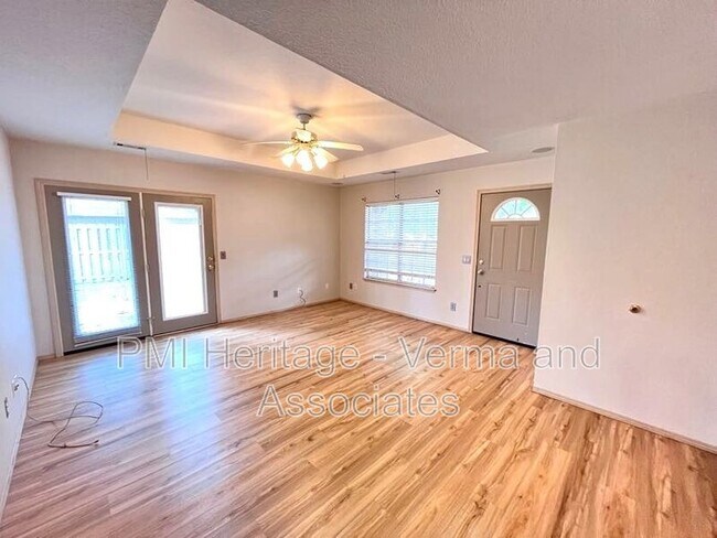 Building Photo - 884 N Daisy Ln