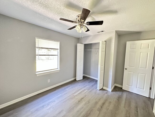 Building Photo - 3761 NE 40th Pl
