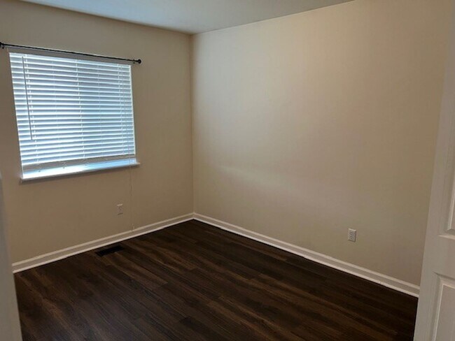 Building Photo - Beautiful 5 bedroom home available NOW