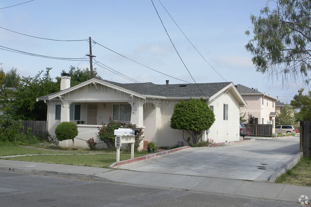 Building Photo - 542-548 Cherry Way