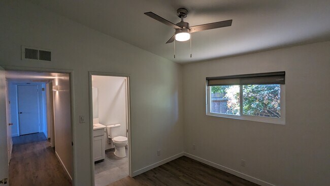 Building Photo - 533 W Tulare Ave