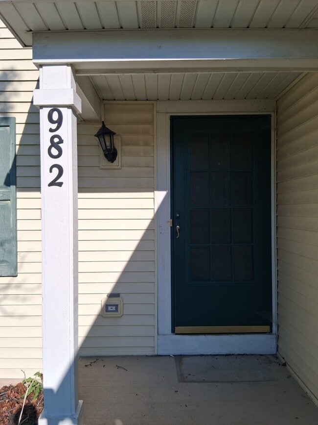 Foto del edificio - 982 Rosefield Ln