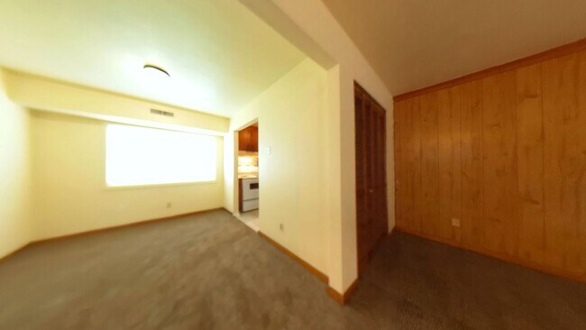 Building Photo - 2 Bedroom 1 Bath Apartment Rental in Parkv...
