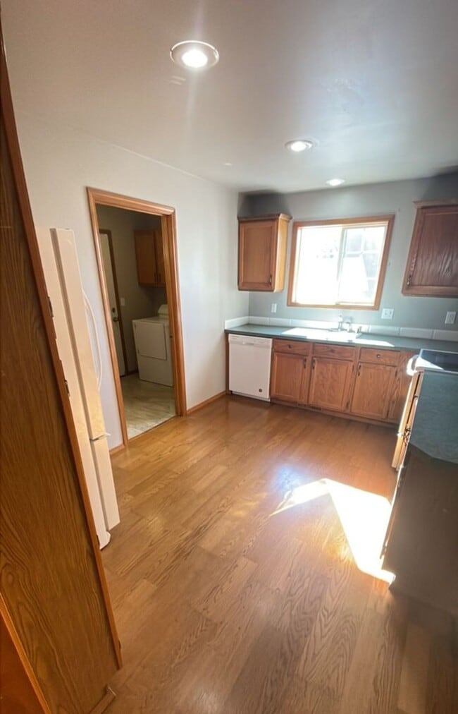 Building Photo - PRELEASING: 4 bdrm/1.5 bath house near WWU Park-N-Ride