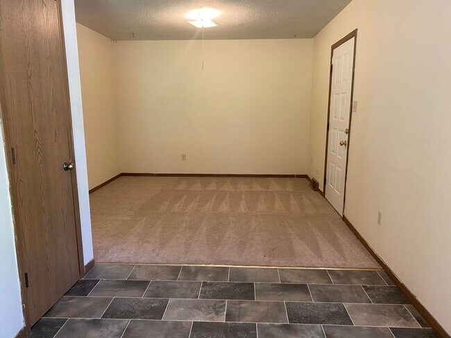 Building Photo - 4480 W Southview Dr
