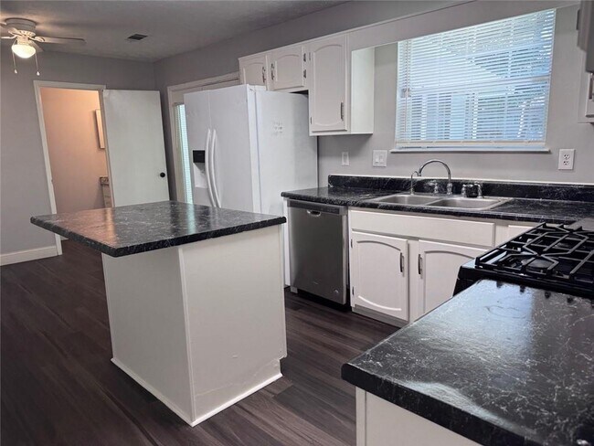 Foto del edificio - 832 Brandlwood Way NW
