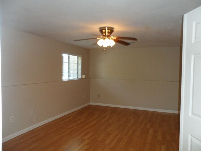 Foto del edificio - Beautiful And Spacious 4 Bed/2.5 Bath Home...