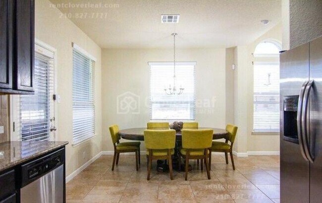 Foto del edificio - 243 Oak Creek Way