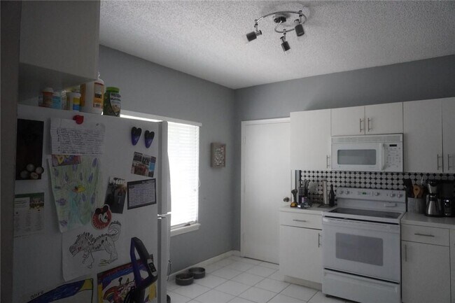 Building Photo - 6005 Lombard Ct