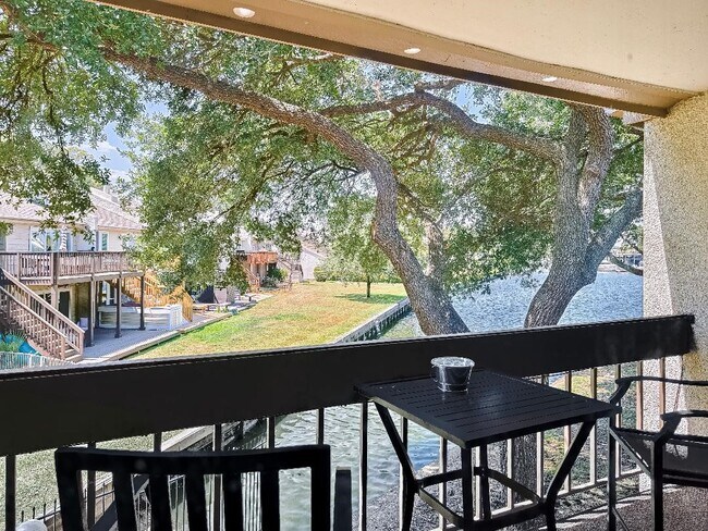 Foto del edificio - 12100 Melville Dr